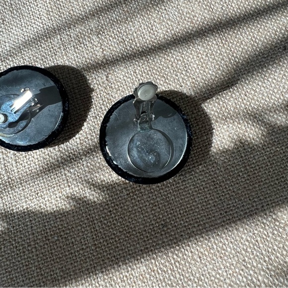 Black velvet gold tone appliqué leafy intricate dainty clippies clip on earrings - Picture 2 of 5